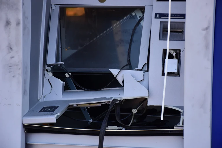 Ανατίναξαν ATM στα Οινόφυτα – 100.000 ευρώ άρπαξαν οι δράστες