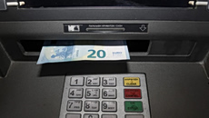 Οι Έλληνες επιστρέφουν στα μετρητά – Αυξήθηκαν οι αναλήψεις από ΑΤΜ