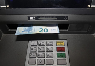 Οι Έλληνες επιστρέφουν στα μετρητά – Αυξήθηκαν οι αναλήψεις από ΑΤΜ