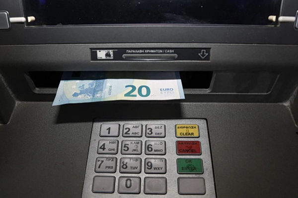 Οι Έλληνες επιστρέφουν στα μετρητά – Αυξήθηκαν οι αναλήψεις από ΑΤΜ