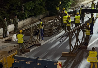 Ο στρατός έστησε νέα πεζογέφυρα στον Κηφισό μήκους 15 μέτρων σε μία νύχτα – Πώς έγινε η εγκατάσταση