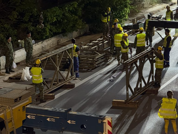 Ο στρατός έστησε νέα πεζογέφυρα στον Κηφισό μήκους 15 μέτρων σε μία νύχτα – Πώς έγινε η εγκατάσταση