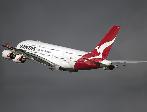 Αναστάτωση σε πτήση της Qantas – Επιβάτης έβριζε το πλήρωμα και δάγκωσε αεροσυνοδό