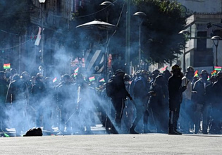 Βολιβία: Χιλιάδες εργαζόμενοι σε ορυχεία παραλύουν την πρωτεύουσα Λα Πας και συγκρούονται με την αστυνομία