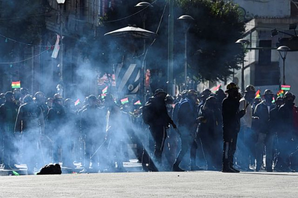 Βολιβία: Χιλιάδες εργαζόμενοι σε ορυχεία παραλύουν την πρωτεύουσα Λα Πας και συγκρούονται με την αστυνομία