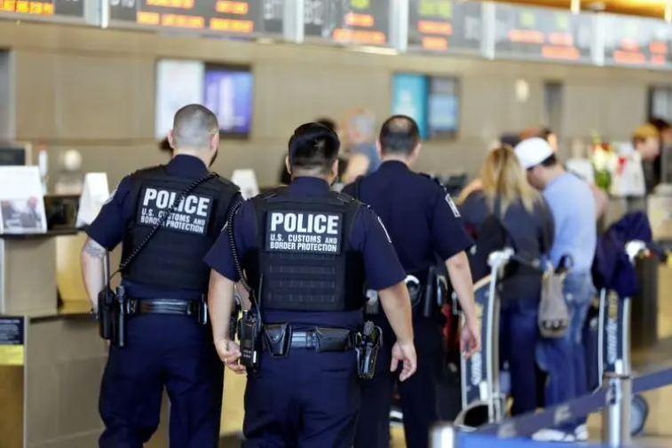 HΠΑ: Ετυμηγορία δικαιώνει την κυβέρνηση Τραμπ για τη χρησιμοποίηση στρατιωτικών δικαστών σε διώξεις πολιτών