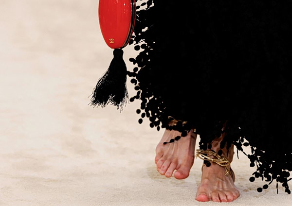 Τα νέα παπούτσια της Chanel δεν είναι καν παπούτσια – Καμία σόλα, δύο κορδόνια