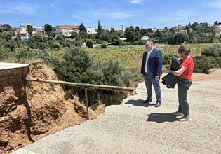 Στο σημείο του κατεστραμμένου οδικού άξονα στην Καλλιτεχνούπολη πήγε η Δήμαρχος Ραφήνας-Πικερμίου
