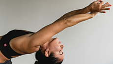 Το pilates arms «χτίζει» γραμμωμένα χέρια