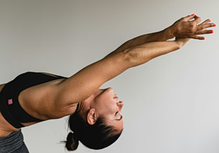 Το pilates arms «χτίζει» γραμμωμένα χέρια