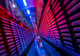 Η ΕΕ ποντάρει δισεκατομμύρια σε γιγάντια data center για ΑΙ – Κάποιοι το θεωρούν μάταιο