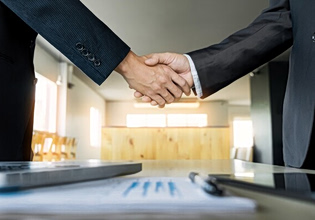 Η Ευρώπη στο περιθώριο των «mega deals»
