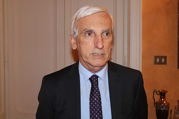 Υποκλοπές: Αμήχανος και εκτεθειμένος – η προβληματική εμφάνιση Δεμίρη στη Βουλή