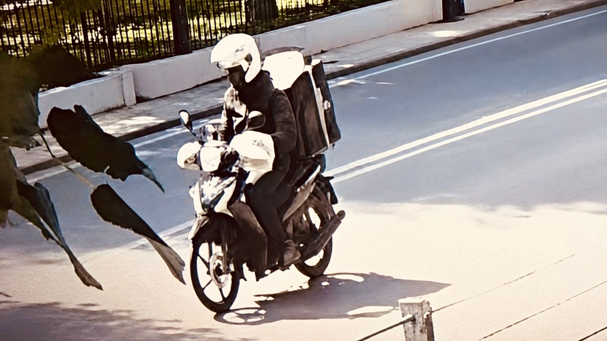 Κηφισιά: Οδηγός μηχανής πετά πέτρες σε γυναίκες – Μία σοβαρά τραυματίας