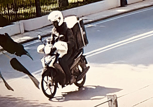 Κηφισιά: Οδηγός μηχανής πετά πέτρες σε γυναίκες – Μία σοβαρά τραυματίας