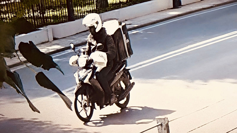 Κηφισιά: Οδηγός μηχανής πετά πέτρες σε γυναίκες – Μία σοβαρά τραυματίας