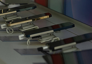 Smartphones: Στα σκαριά η οθόνη του μέλλοντος – Η φημολογία για την πρώτη συσκευή που θα τη χρησιμοποιήσει