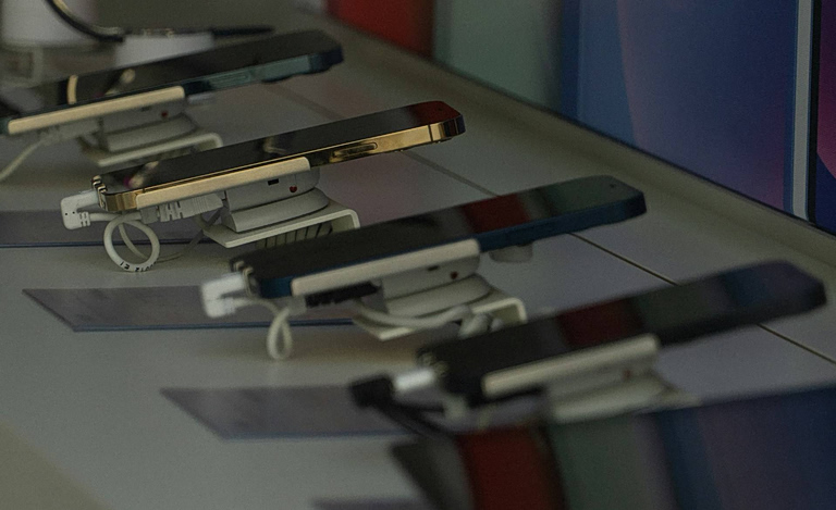 Smartphones: Στα σκαριά η οθόνη του μέλλοντος - Η φημολογία για την πρώτη συσκευή που θα τη χρησιμοποιήσει