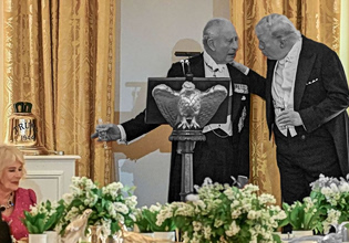 Υπάρχει κάποιο δώρο που θα ικανοποιούσε τον Τραμπ – Τι απαντά Βρετανός διπλωμάτης