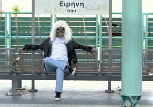 Φραπέ, σουβλάκι, Μοναστηράκι: Ο Eddie των Iron Maiden το ζει ελληνικά