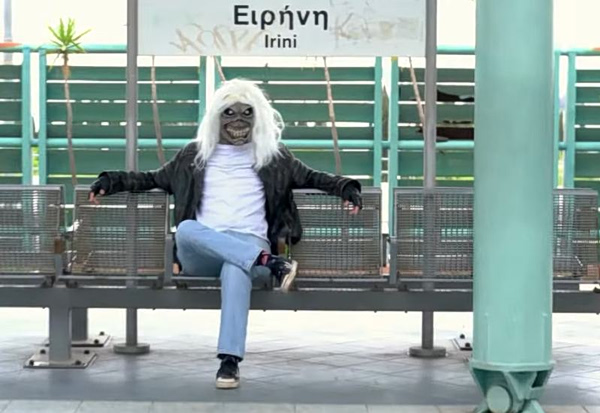 Φραπέ, σουβλάκι, Μοναστηράκι: Ο Eddie των Iron Maiden το ζει ελληνικά