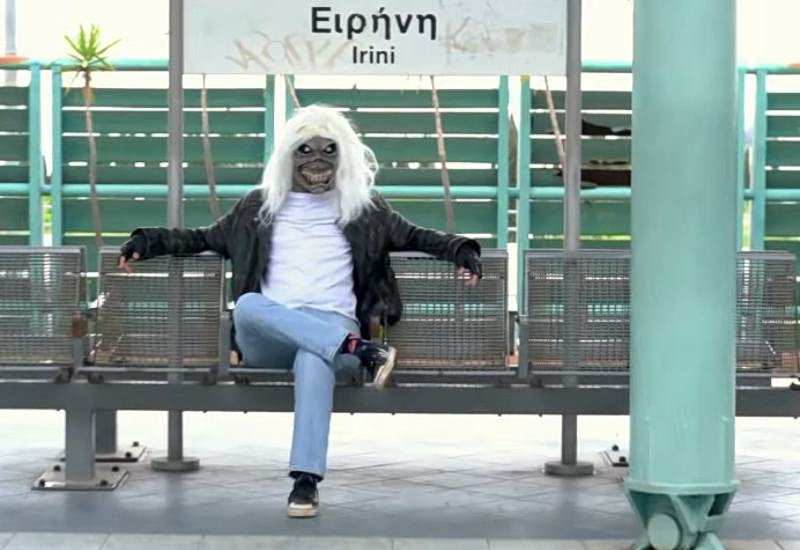 Φραπέ, σουβλάκι, Μοναστηράκι: Ο Eddie των Iron Maiden το ζει ελληνικά