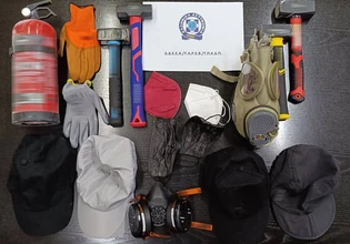 Συνελήφθησαν τρεις νεαρές για τους βανδαλισμούς στο Εφετείο Αθηνών – Βρέθηκαν βαριοπούλες και αντιασφυξιογόνες μάσκες