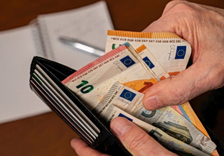 Κόκκινη κάρτα για το χαράτσι της εισφοράς αλληλεγγύης