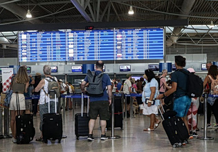 Greece Tourism Revenue Surges in Q1 as Visitor Numbers Jump