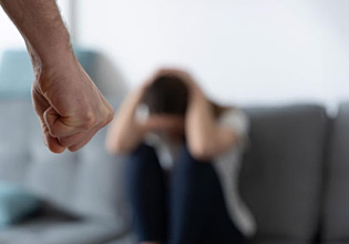 Αστυνομικοί στην Πάτρα έσπασαν την πόρτα για να σώσουν γυναίκα που ξυλοκοπείτο άγρια από τον άνδρα της