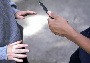 Μαχαίρωσαν 15χρονο στον Νέο Κόσμο – Άφαντοι οι δράστες