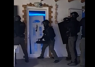 Βίντεο από τη μεγάλη αστυνομική επιχείρηση για την εξάρθρωση σπείρας που έκανε απάτες με κέρδη 3 εκατ. ευρώ