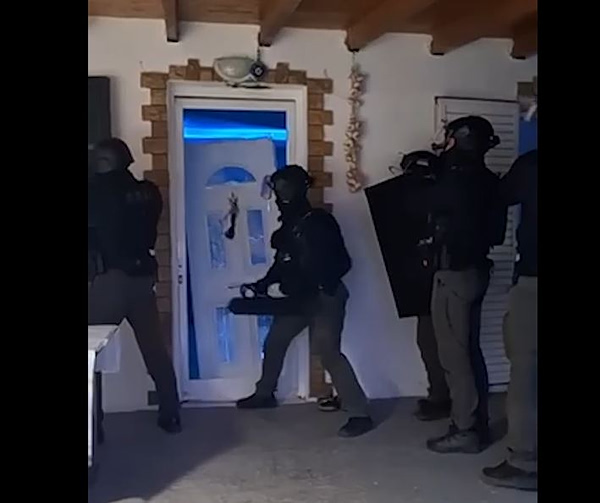Βίντεο από τη μεγάλη αστυνομική επιχείρηση για την εξάρθρωση σπείρας που έκανε απάτες με κέρδη 3 εκατ. ευρώ