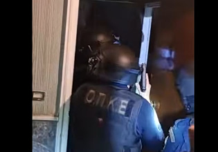 Συμμορία διακινούσε ναρκωτικά στον Λόφο του Στρέφη – Η έφοδος της ΕΛ.ΑΣ. σε διαμέρισμα στα Εξάρχεια