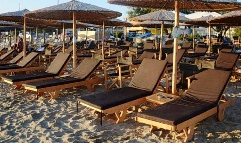 Τις μη οργανωμένες παραλίες προτιμούν οι Αθηναίοι – «Αλμυρές» οι τιμές στις ομπρέλες