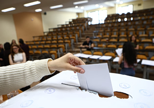 Χωρίς κοινά αποτελέσματα ξανά οι φοιτητικές εκλογές: Διαφορετική πρωτιά δίνουν ΠΚΣ και ΔΑΠ