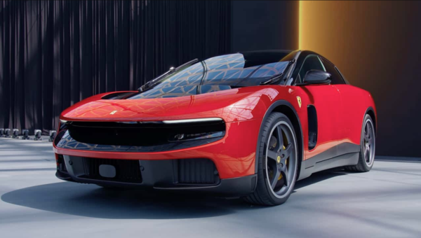 Η Ferrari παρουσίασε το πρώτο της ηλεκτροκίνητο, η μετοχή της καταρρέει