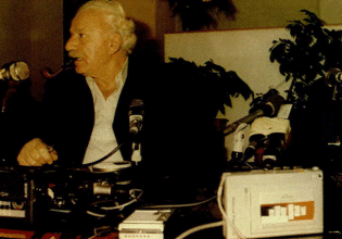 Χαρίλαος Φλωράκης: «Δεν έρχεστε να γευτούμε καμία π’τούλα;»