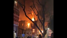 Μεγάλη φωτιά σε εγκαταλελειμμένο κτίριο στο Κουκάκι
