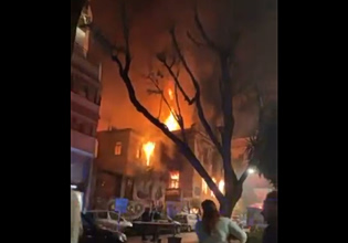Μεγάλη φωτιά σε εγκαταλελειμμένο κτίριο στο Κουκάκι