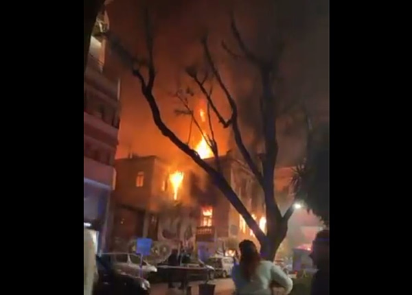 Μεγάλη φωτιά σε εγκαταλελειμμένο κτίριο στο Κουκάκι
