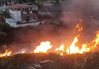 Φωτιά στη Λαυρεωτική – Άμεση επέμβαση της Πυροσβεστικής – Καταγγελίες ότι προκλήθηκε από ρίψη φωτοβολίδας