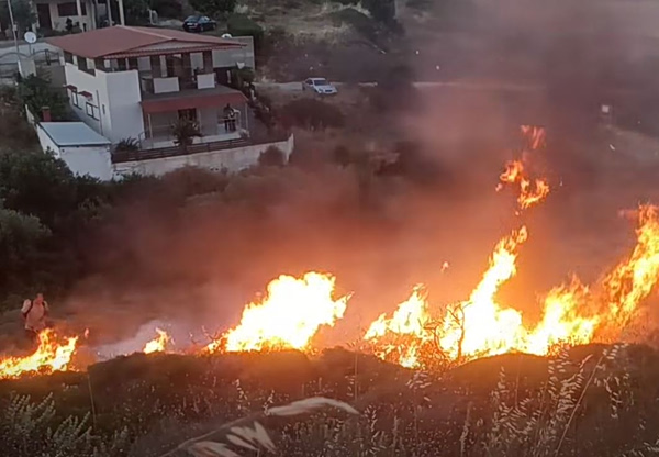 Φωτιά στη Λαυρεωτική – Άμεση επέμβαση της Πυροσβεστικής – Καταγγελίες ότι προκλήθηκε από ρίψη φωτοβολίδας