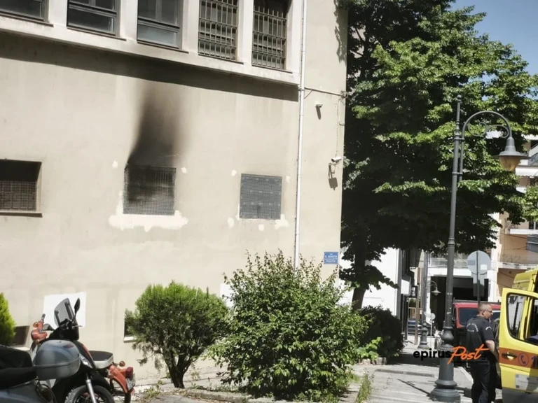Ιωάννινα: Κρατούμενος έβαλε φωτιά στο Τμήμα Μεταγωγών στο Δικαστικό Μέγαρο – Στο νοσοκομείο 4 αστυνομικοί
