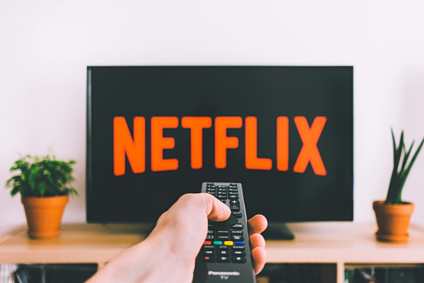 Γιατί το Netflix στρέφει το streaming προς την παραδοσιακή TV