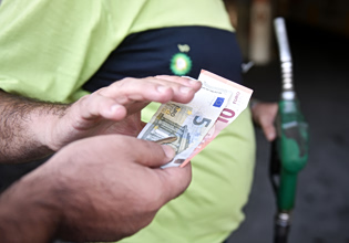 Fuel Pass: Το «μαρτύριο της σταγόνας» για τους καταναλωτές – Μέτρα στήριξης με το σταγονόμετρο