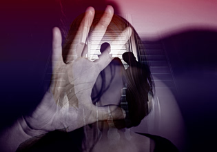 Σουηδία: Δεκαετή κάθειρξη ζητείται για άνδρα που υποχρέωνε τη σύζυγό του να συνευρίσκεται με 120 άνδρες