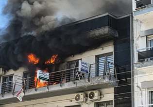 Μεγάλη φωτιά σε πολυκατοικία στα Γιαννιτσά – Κάηκε ολοσχερώς ιατρείο
