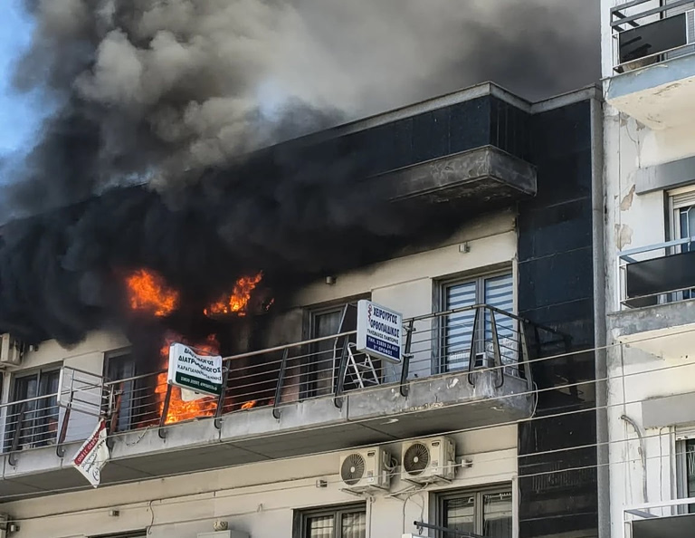 Μεγάλη φωτιά σε πολυκατοικία στα Γιαννιτσά – Κάηκε ολοσχερώς ιατρείο
