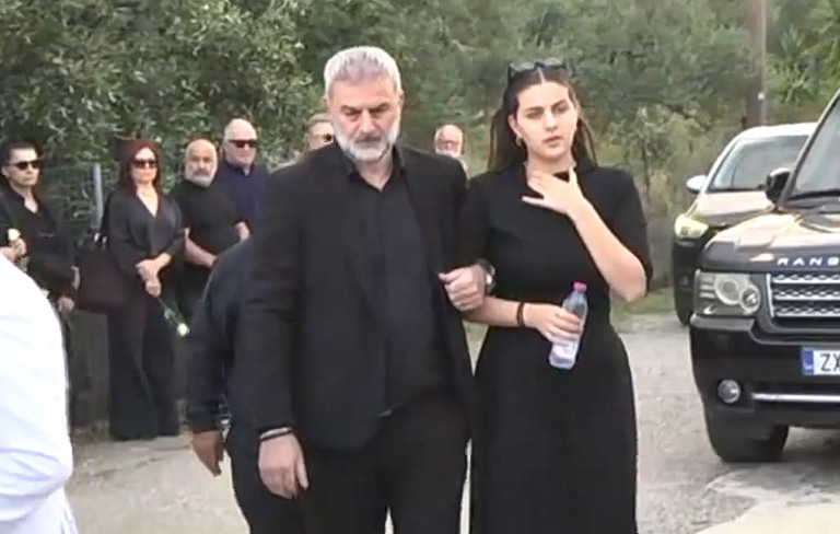 Γωγώ Μαστροκώστα: Σε κλίμα οδύνης η ταφή της στο Ευηνοχώρι Μεσολογγίου